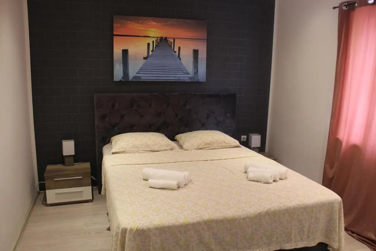 Apartments Mia With Pool Near Medulin Лижнян
