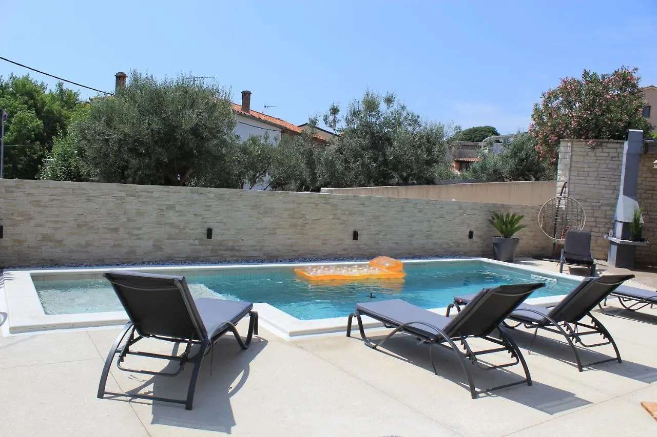 Apartments Mia With Pool Near Medulin Ližnjan