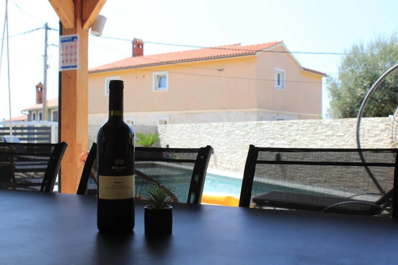 Apartments Mia With Pool Near Medulin Лижнян 0*,  Хорватия