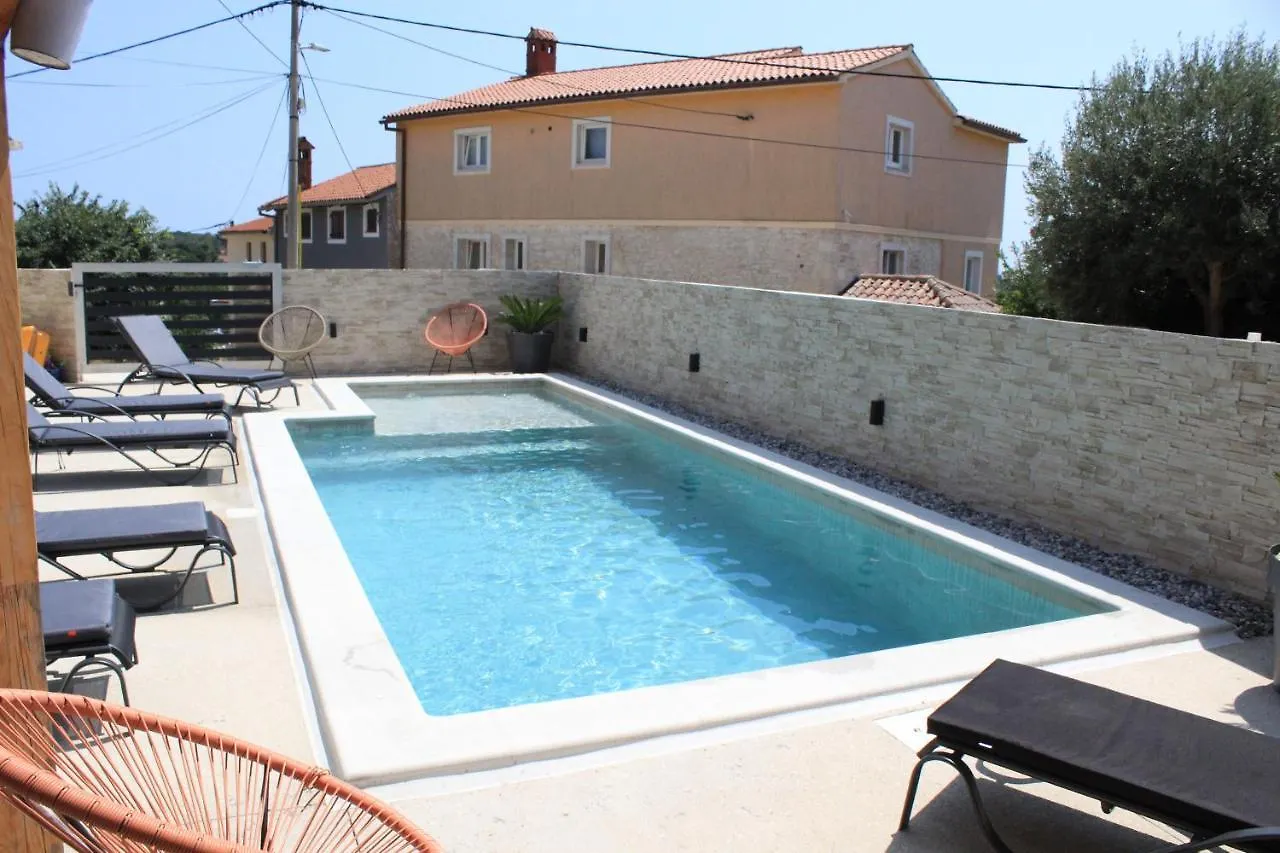 Apartments Mia With Pool Near Medulin Liznjan