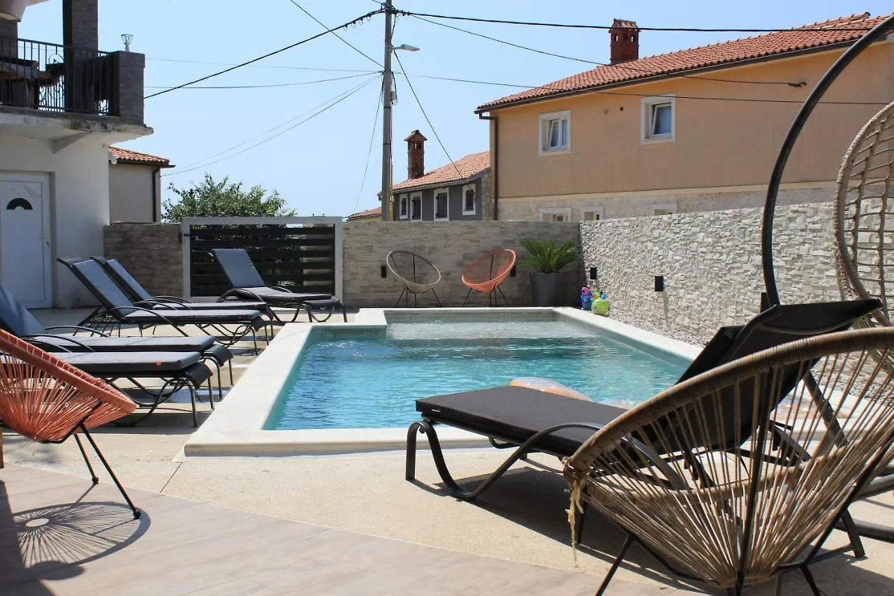 Apartments Mia With Pool Near Medulin Liznjan