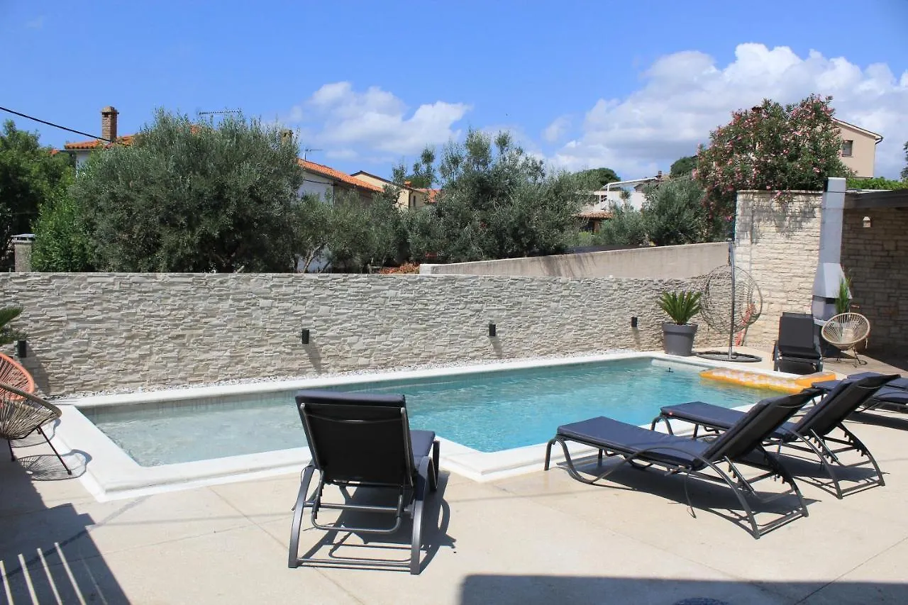 Apartments Mia With Pool Near Medulin Liznjan