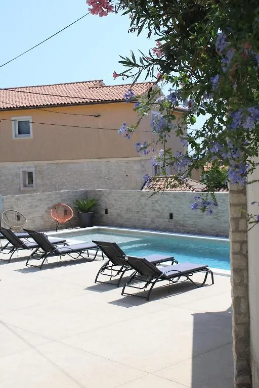 Apartments Mia With Pool Near Medulin Liznjan